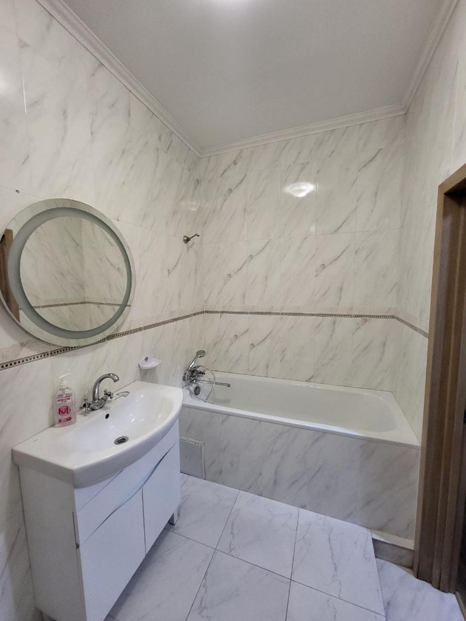 Apartamenty On Knyazya Romana إلفيف المظهر الخارجي الصورة